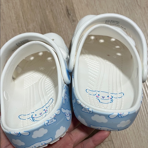 CROCS Cinnamoroll White Kids Clogs - Picture 8 of 9
